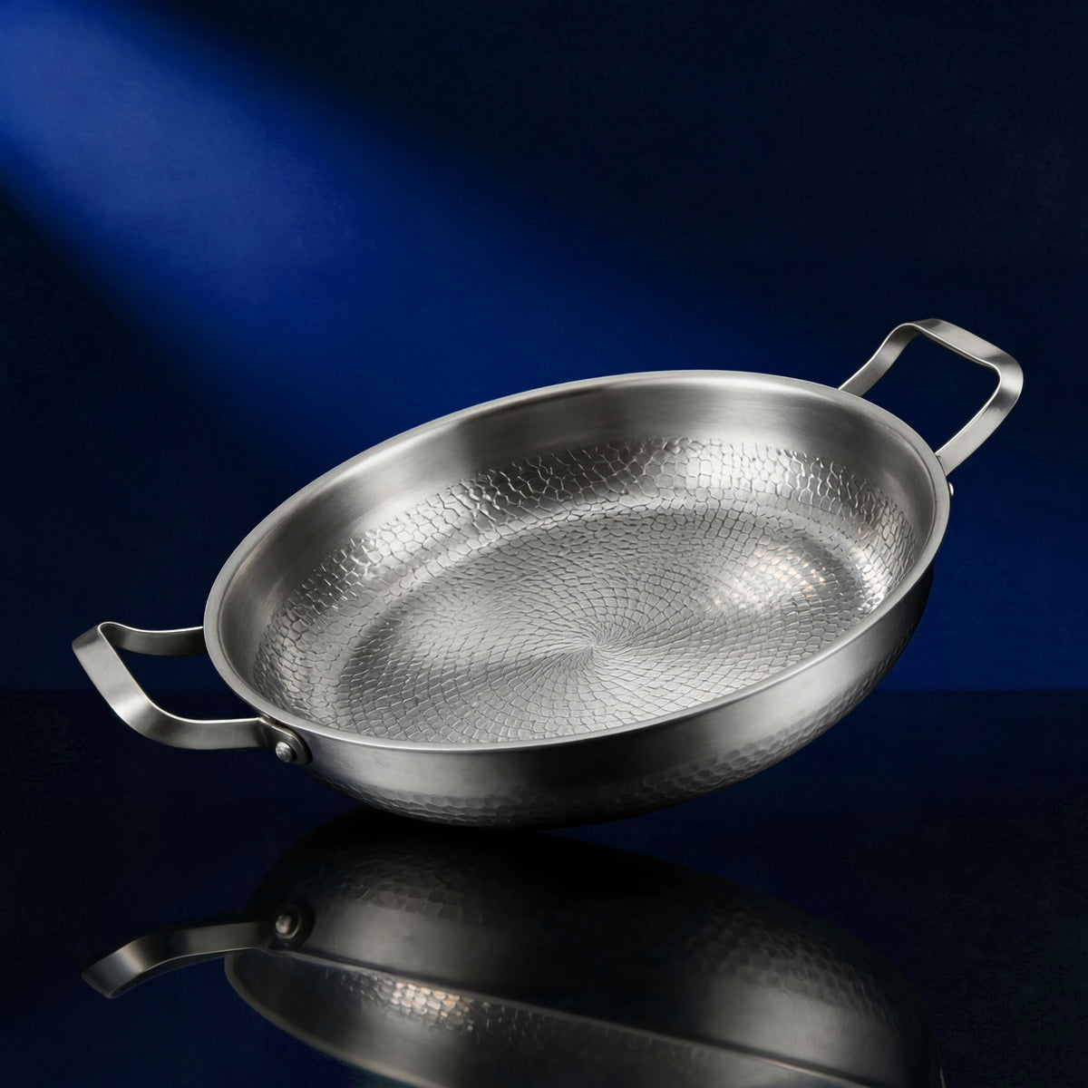 Handgehamerde titanium pan met twee handgrepen 12 inch