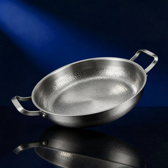 Handgehamerde titanium pan met twee handgrepen 12 inch