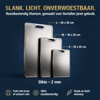 Drie titanium snijplanken in de maten L, M en S met afmetingen in centimeters