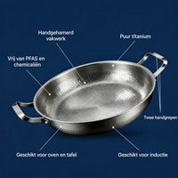 Titanium pan met twee handgrepen met de kenmerken aangeduid: geschikt voor oven, tafel en inductie
