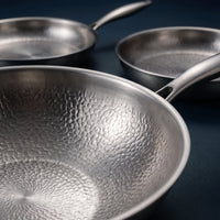 Close-up van de gehamerde binnenkant van de wokpan uit de complete titanium keukenset