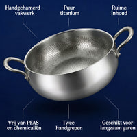 Diepe titanium kookpan met de kenmerken aangeduid: handgehamerd, puur titanium, twee handgrepen