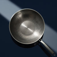 Titanium wok van bovenaf gezien, met de gehamerde binnenkant zichtbaar