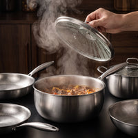 Hand tilt de dampende glazen deksel van een titanium pan met stoofpot