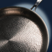 Close-up van de gehamerde bodem van de titanium crêpepan