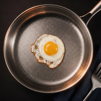 Spiegelei in de titanium koekenpan, van bovenaf gezien