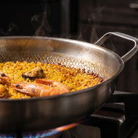 Paella met garnalen en mosselen in de titanium pan met twee handgrepen