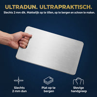 Hand houdt een ultradunne snijplank van 2 mm vast